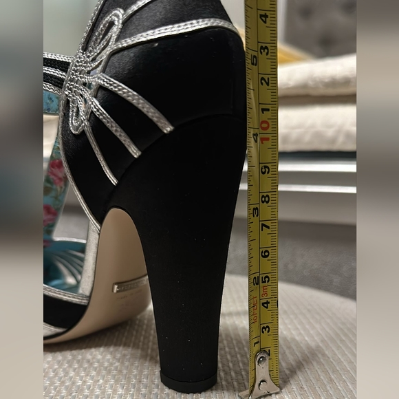 Gucci Black Mariska Satin T-Strap Pumps From Riverdale Wardrobe - Picture 13 of 15